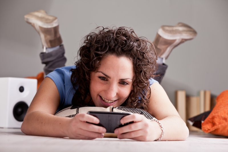 kvinna spelar spel på mobilen